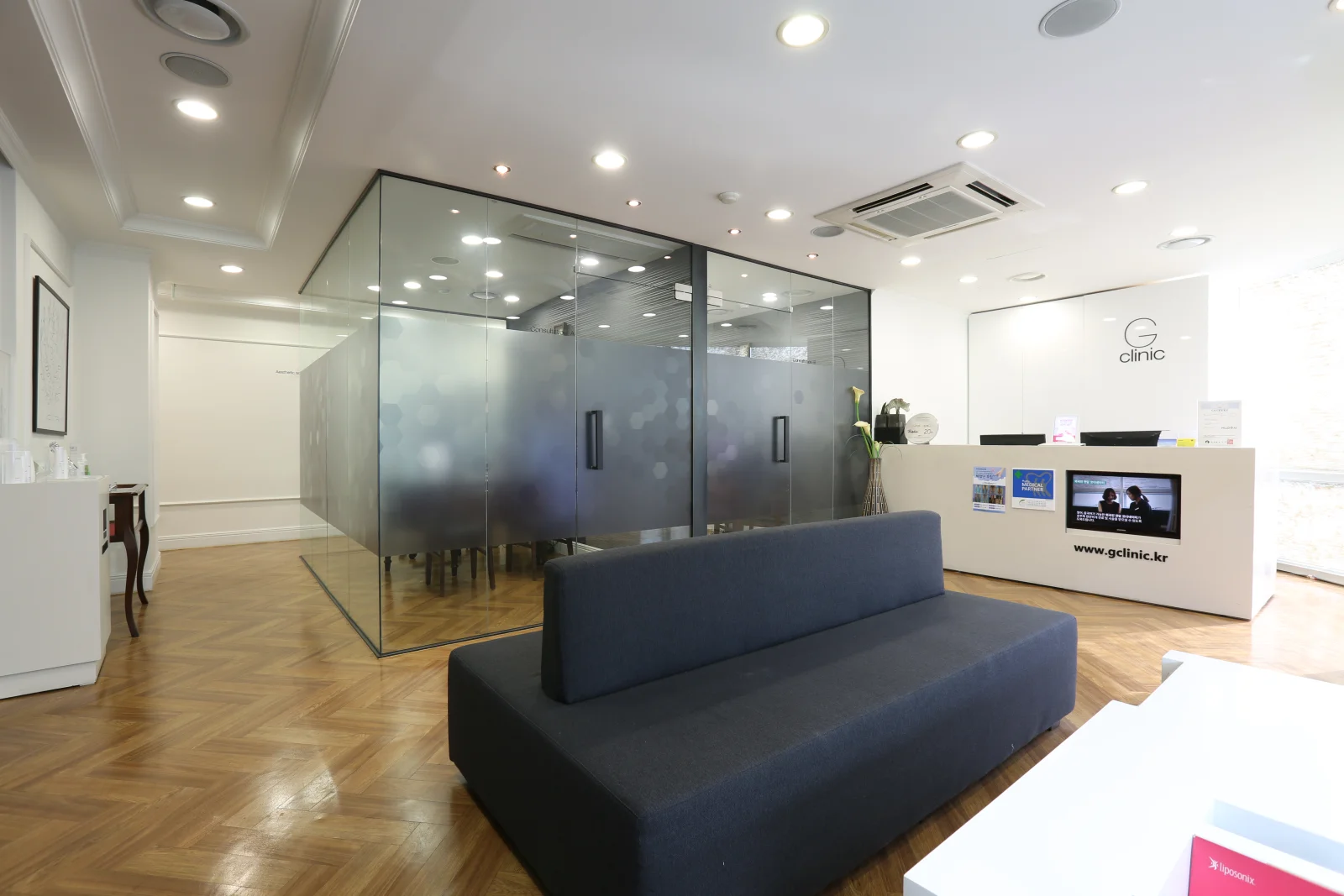 G Clinic waiting lounge with glass-walled treatment rooms, Gangnam, Seoul