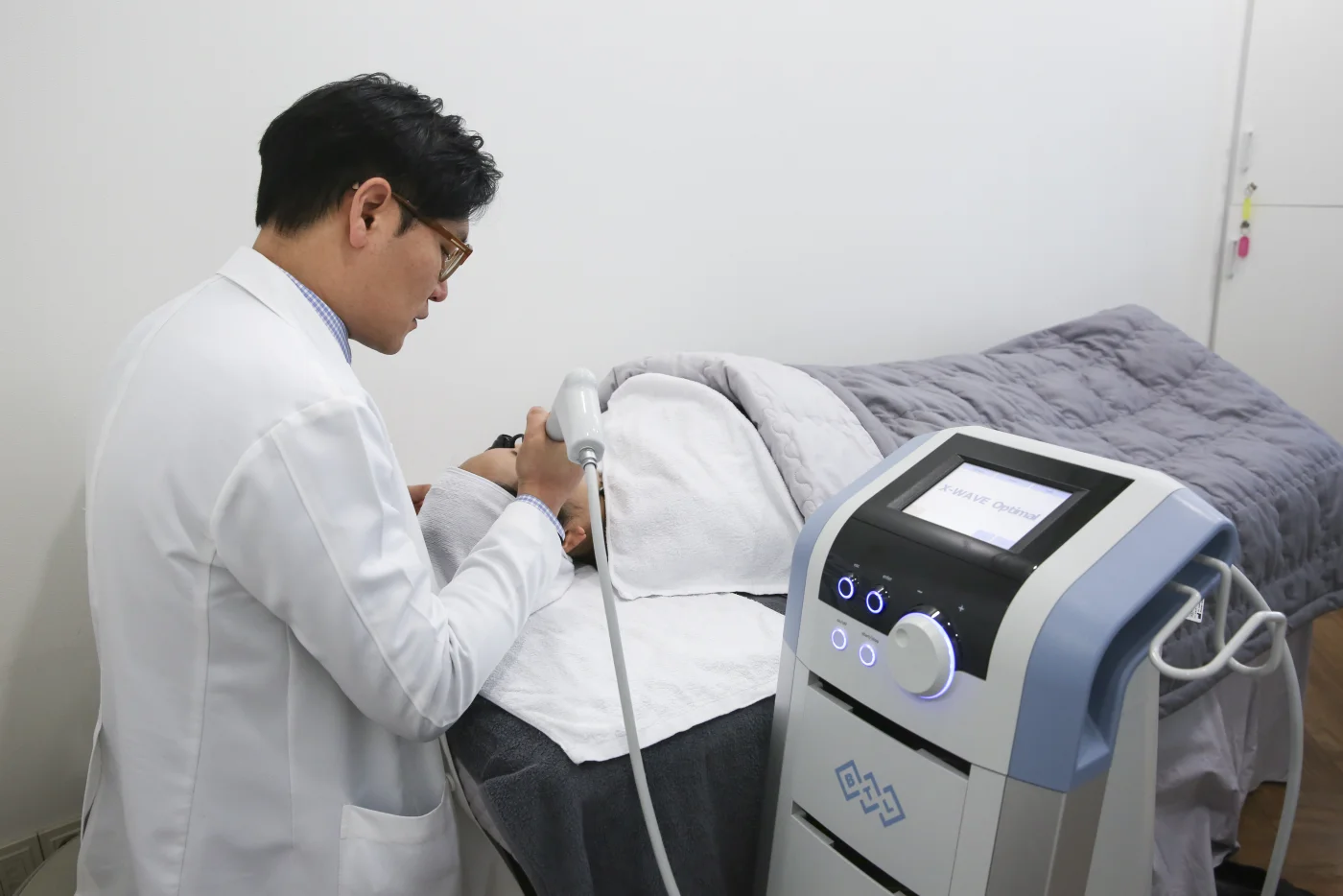 A G Clinic medical director performing a treatment on site, Gangnam, Seoul